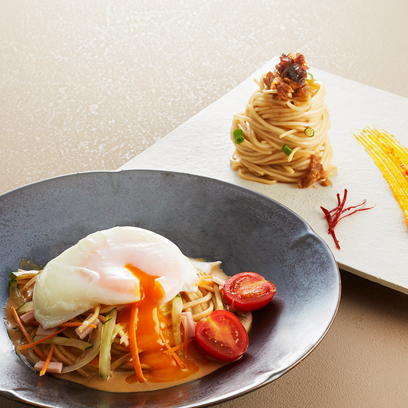ラーメンでも、パスタでもない、小麦香る特製麺を使用したまぜそば。素材から製造方法までとことん吟味したソースは、素材の旨さ際立つ。南膳房まぜそば なんぜんぼう ロゴ